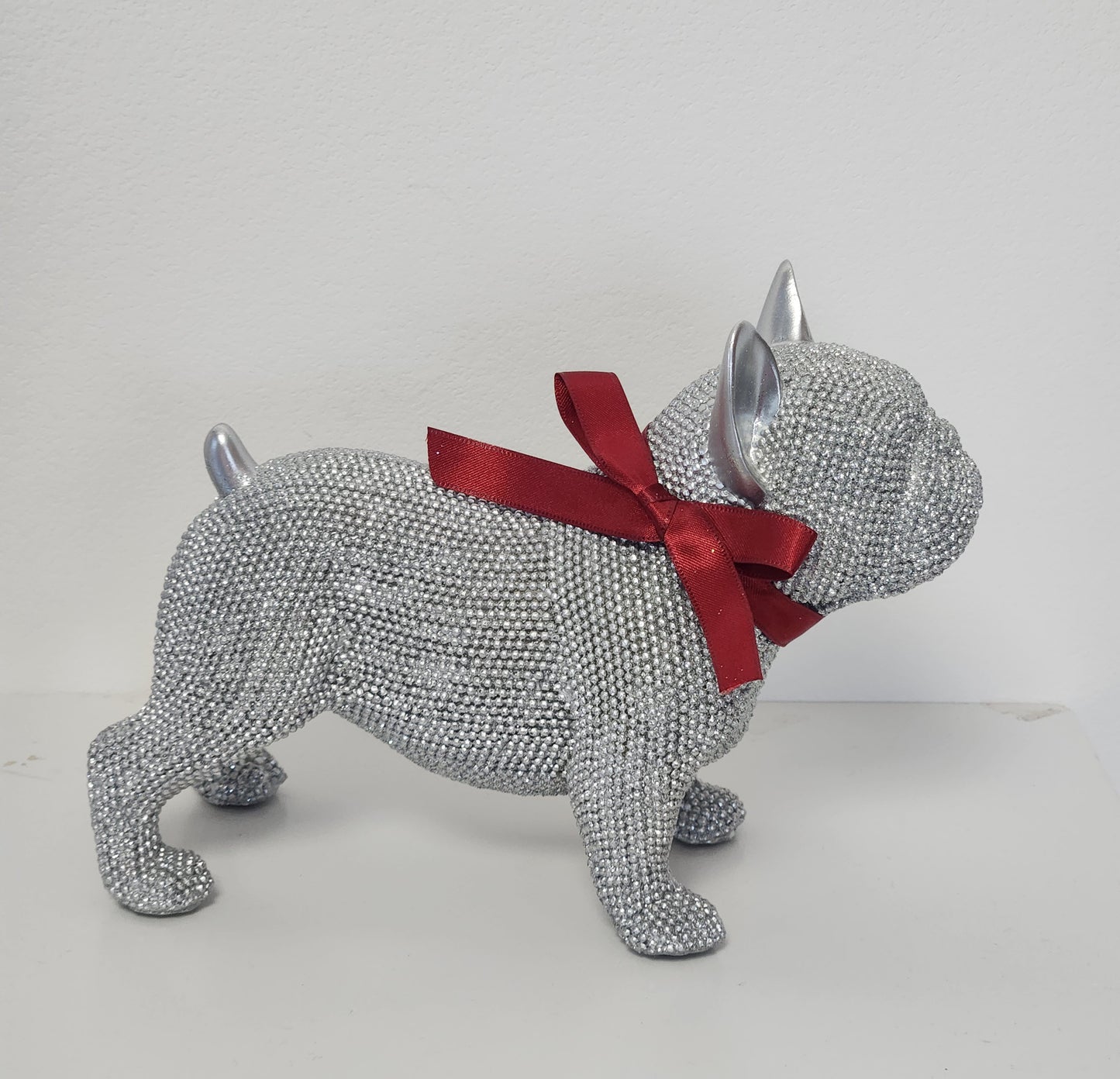 A stylish French bulldog object that stands out with its sparkle.
