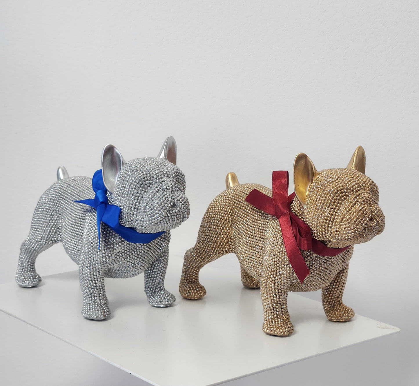 A stylish French bulldog object that stands out with its sparkle.