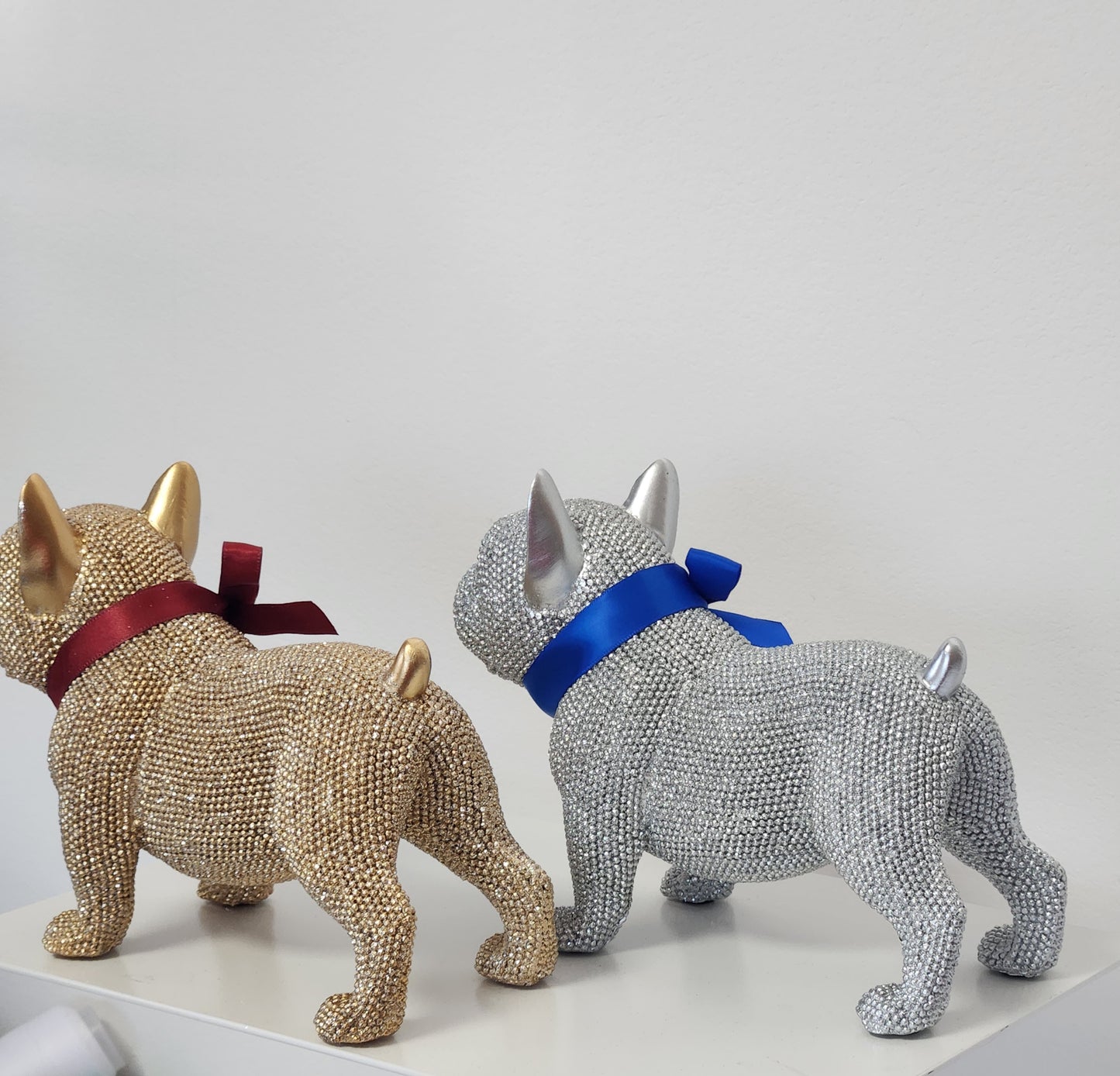 A stylish French bulldog object that stands out with its sparkle.