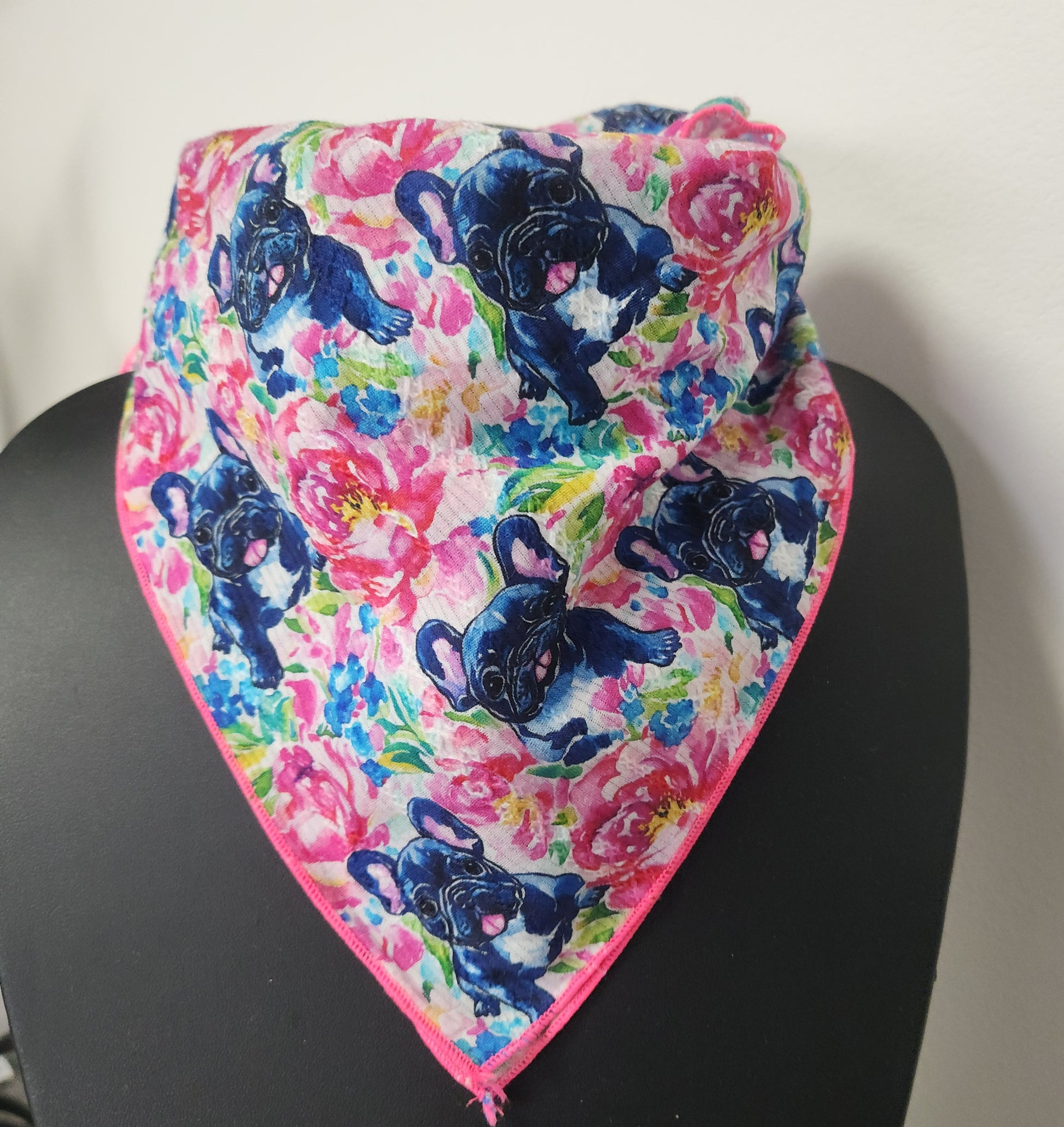 オリジナル生地で作ったコットン100%ハンカチ Cute Frenchie hanky made from 100% cotton with original print