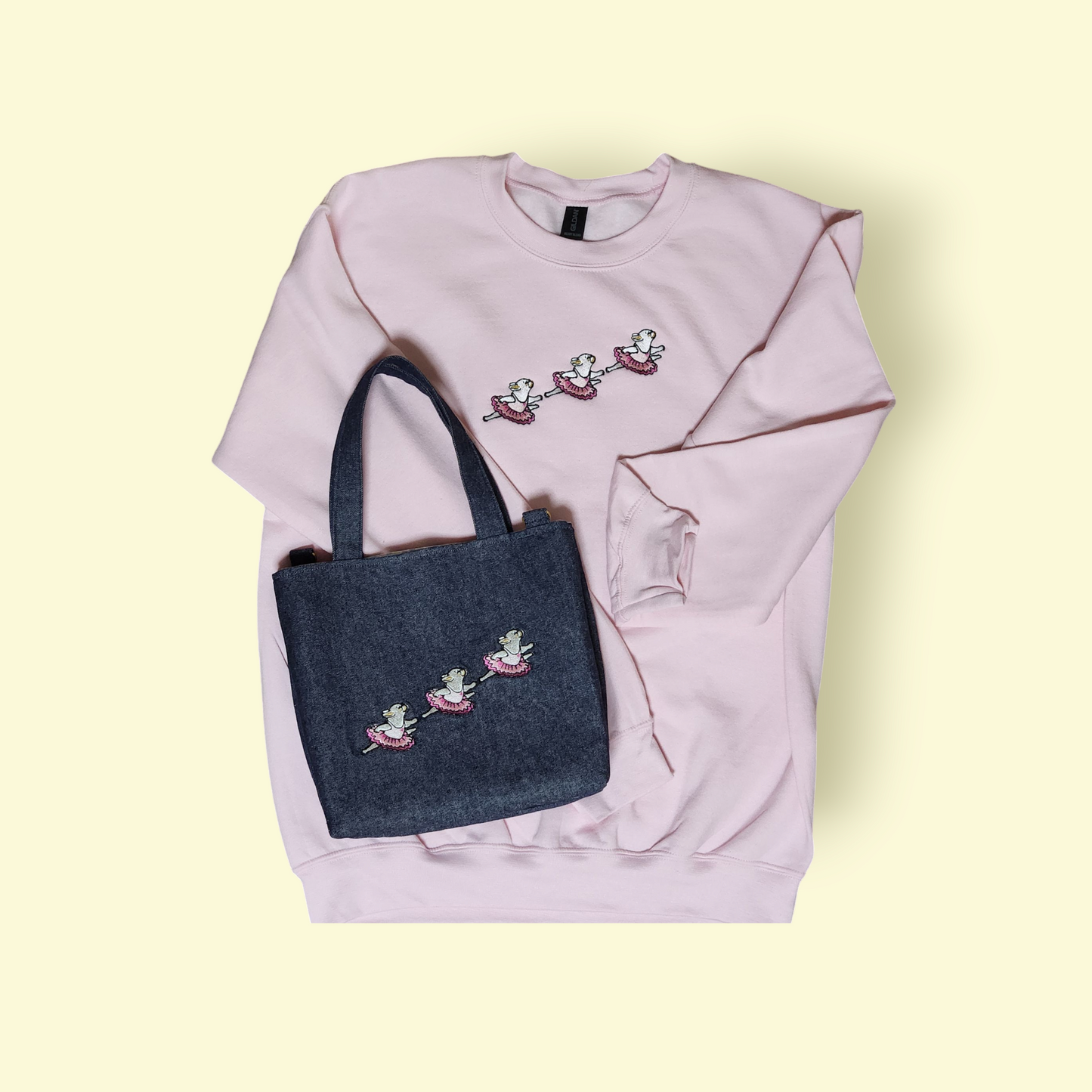 ウキウキカラーのオリジナルフレブル刺繍スウェット