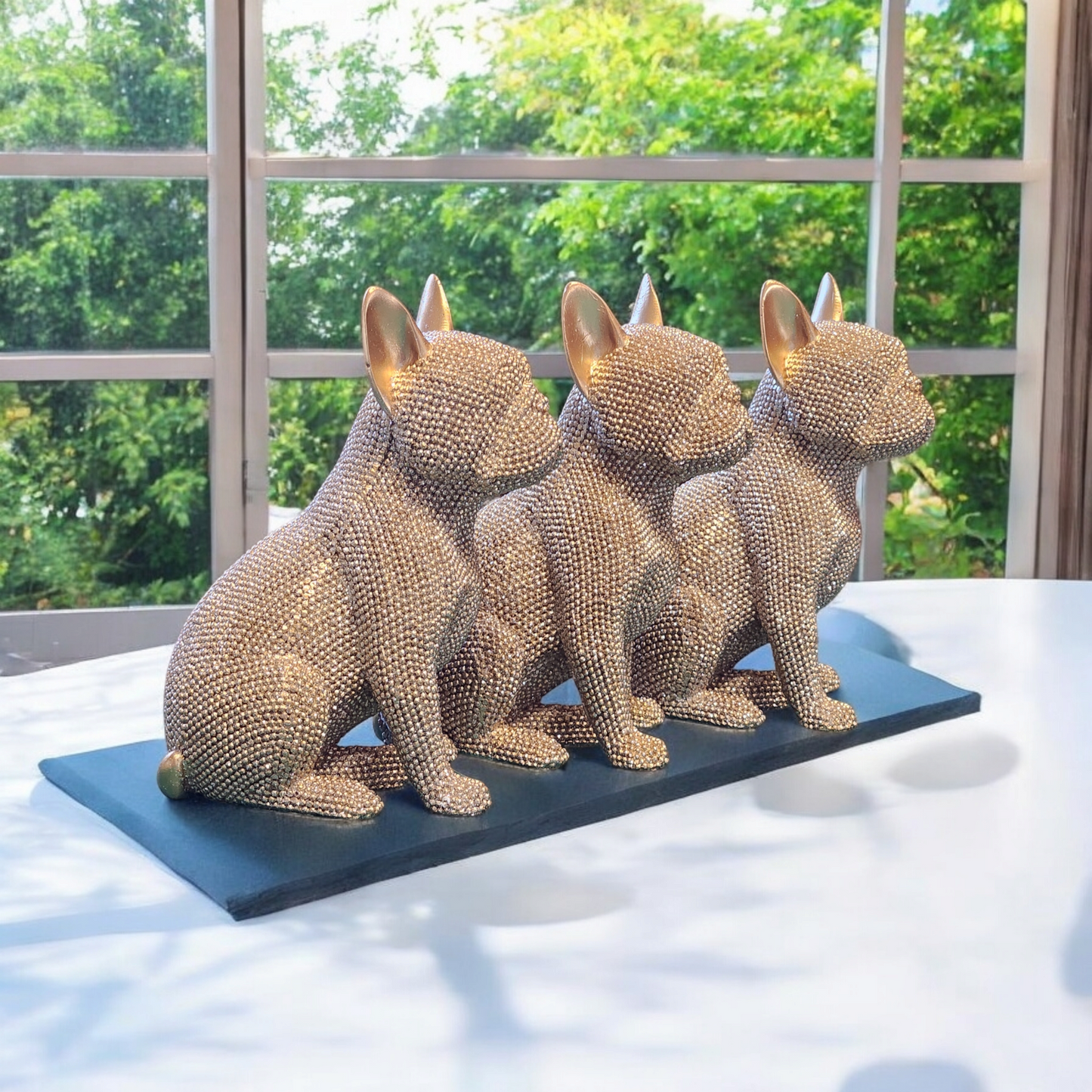 A stylish French bulldog object that stands out with its sparkle.