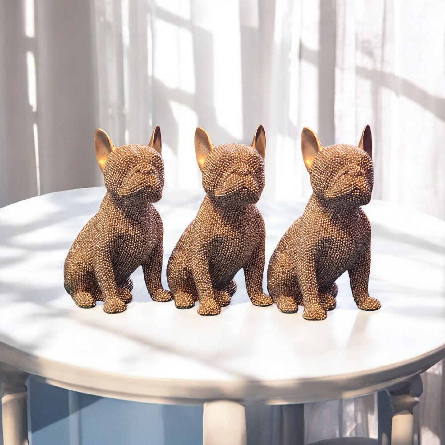 A stylish French bulldog object that stands out with its sparkle.