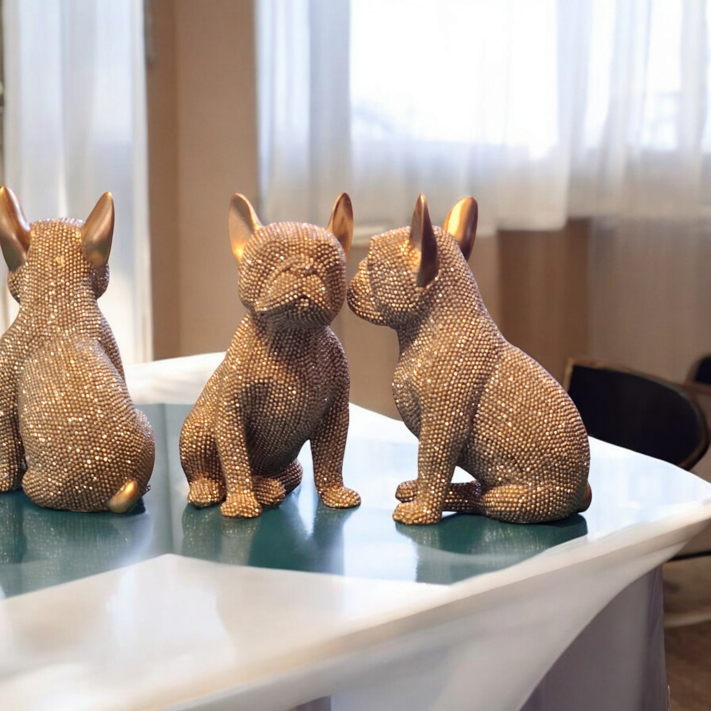 A stylish French bulldog object that stands out with its sparkle.