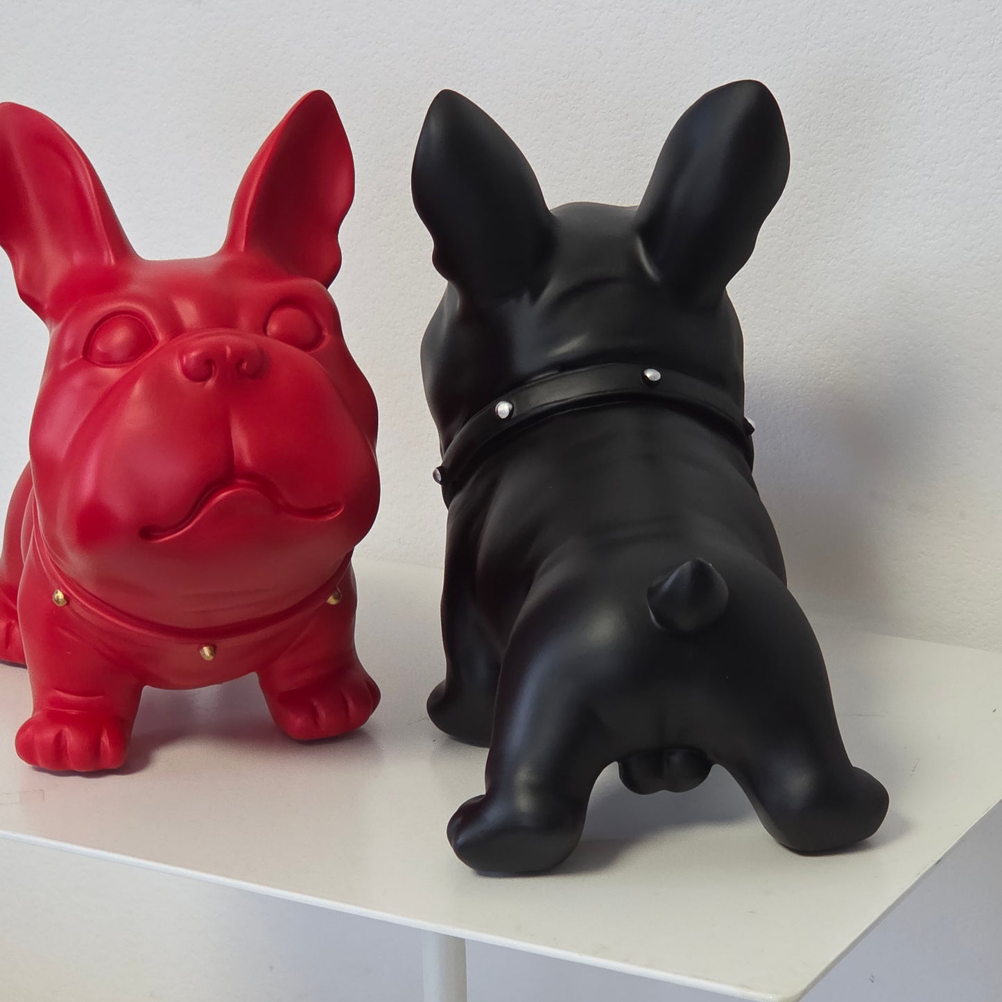 赤と黒のフレンチブルドッグインテリアオブジェ　高さ１７ｃｍ